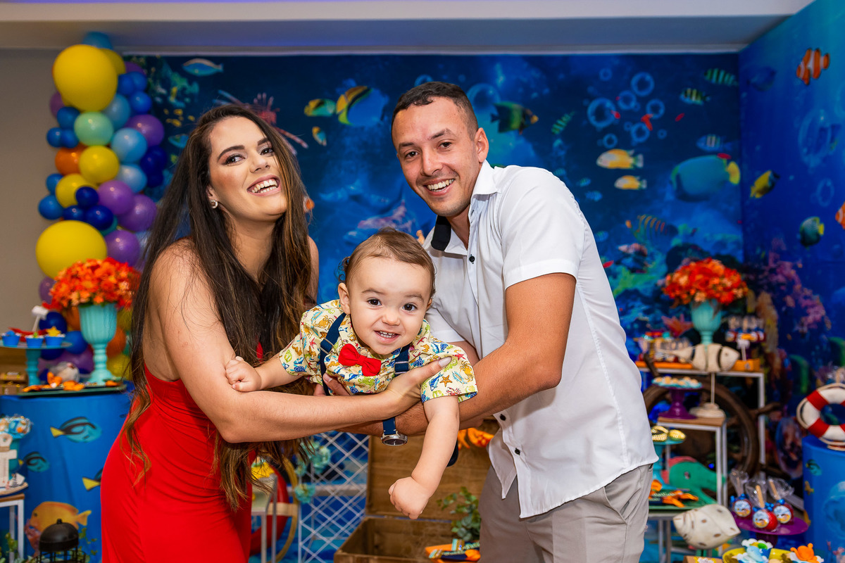 Fotografia espontânea da família em aniversário de 1 ano, registrando momentos de alegria e acolhimento