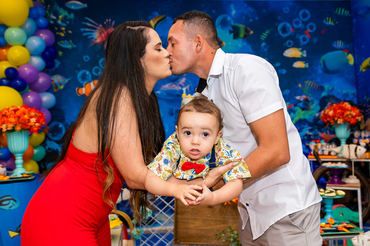 Beijo dos pais no momento das fotos da família no aniversário de a ano