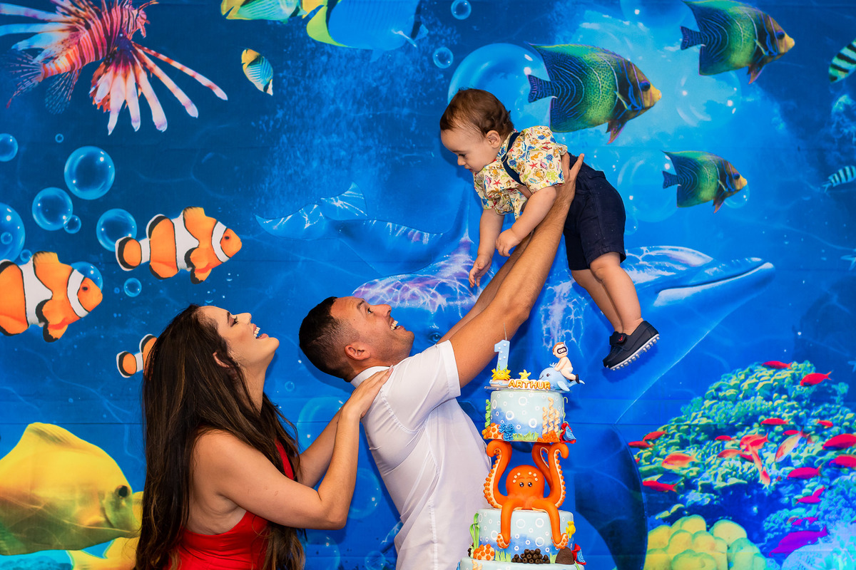 Fotografia espontânea da família em aniversário de 1 ano, registrando momentos de alegria e acolhimento