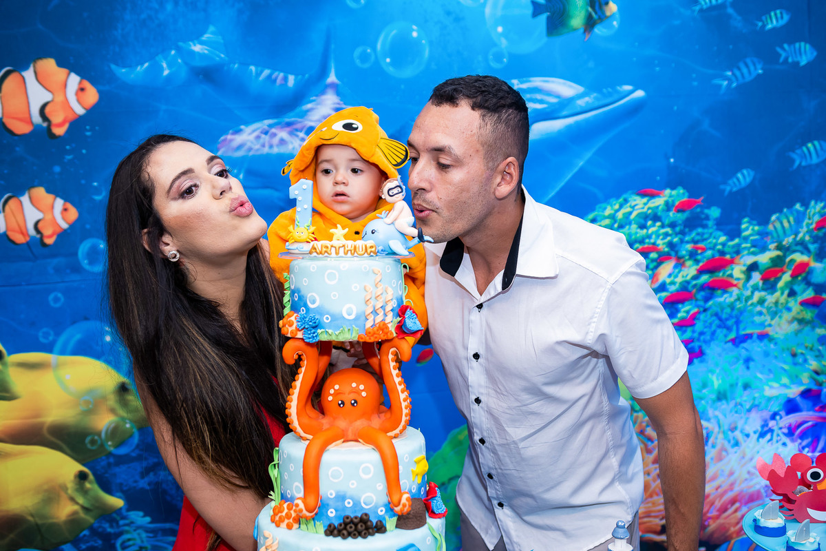 Família assoprando a velhinha com o Arthur vestido de Nemo no seu aniversário de 1 ano