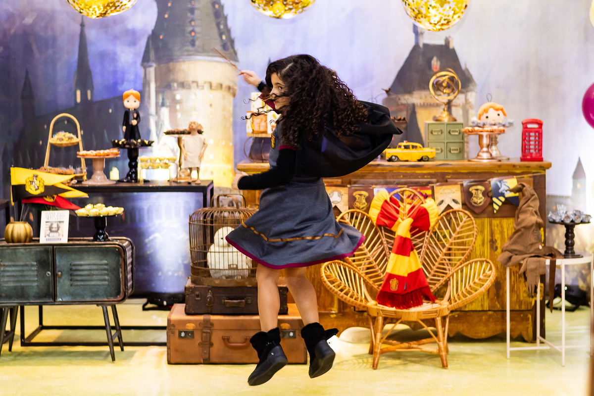 um salto da bruxinha Maya na sua festa do Harry Potter