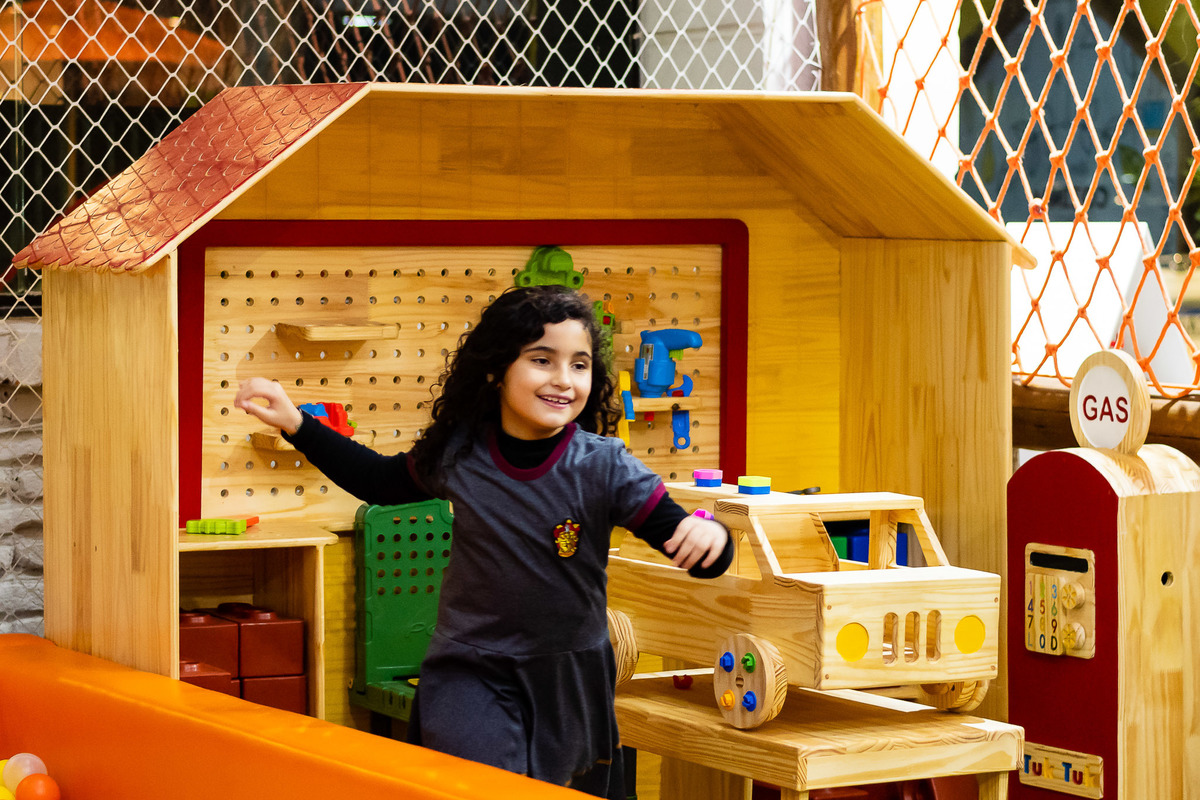 Maya se divertindo na festa do Harry Potter no Nosso Jardim