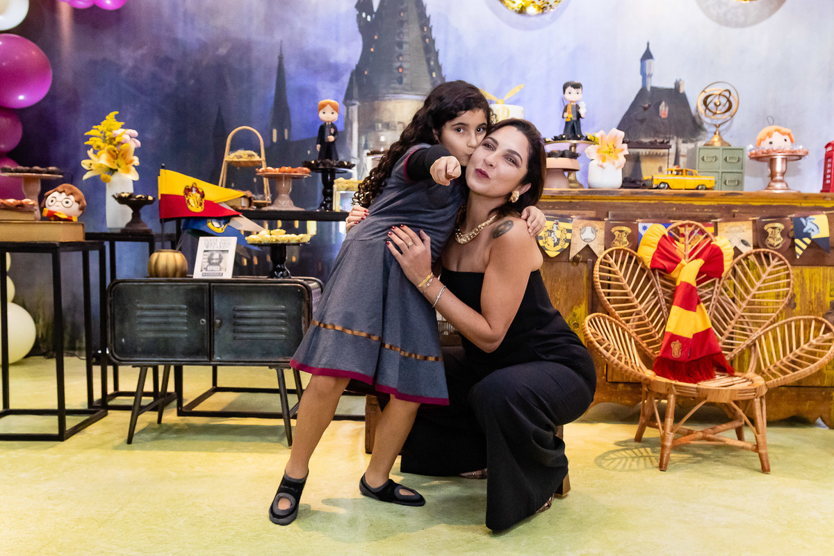Momento de amor entre mãe e filha na festa no Nosso Jardim Recreio
