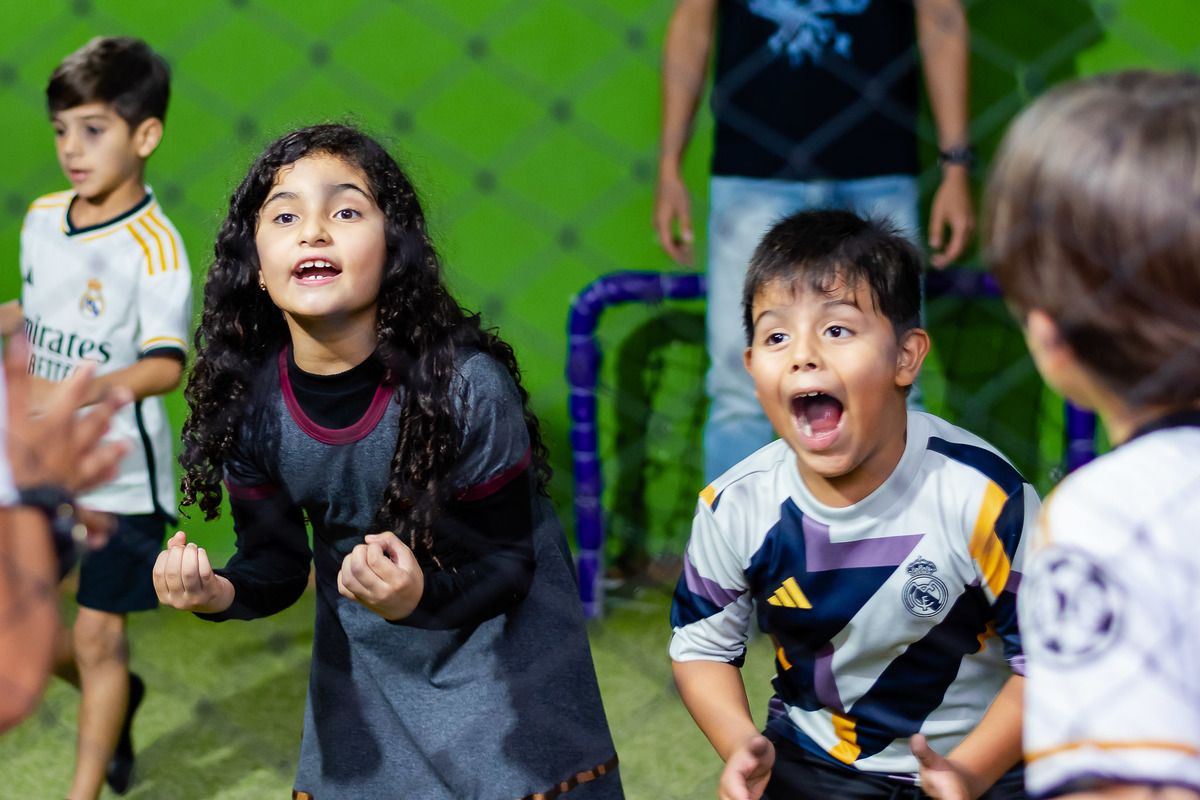 Maya se divertindo com amigos na casa de festa Nosso Jardim