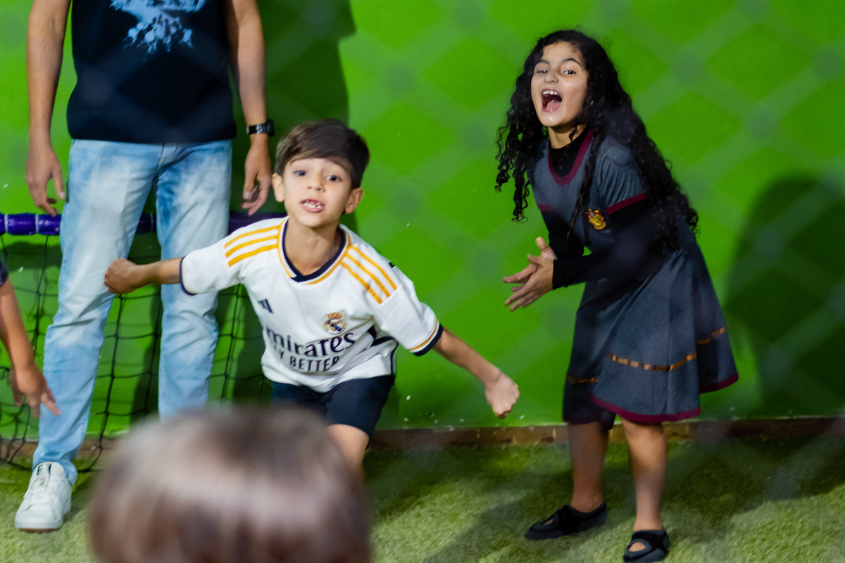 Maya se divertindo com amigos na casa de festa Nosso Jardim