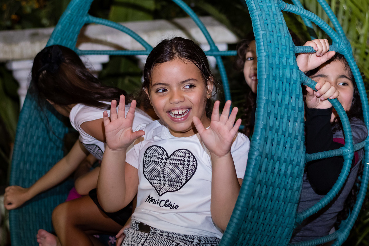 Maya se divertindo com amigos na casa de festa Nosso Jardim