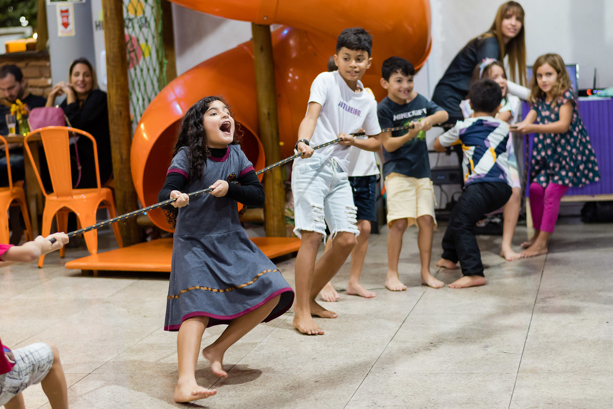 Maya se divertindo com amigos na casa de festa Nosso Jardim