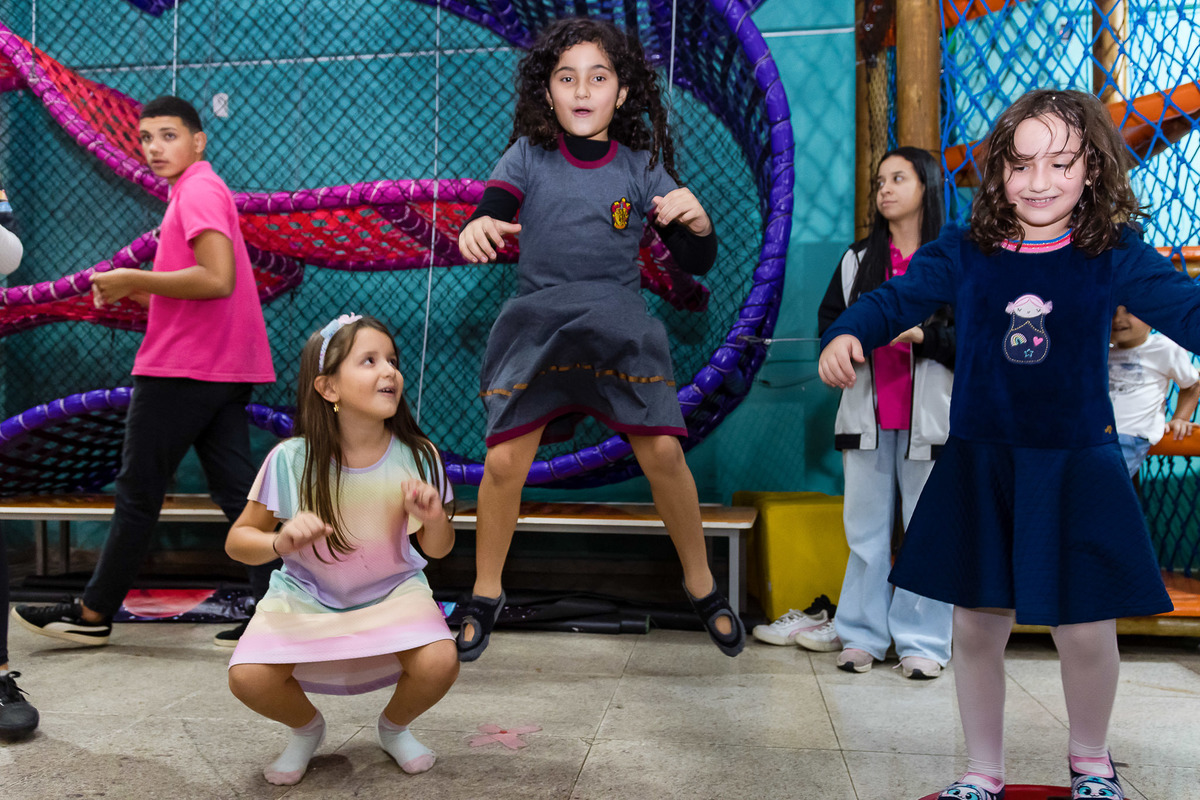 Maya se divertindo com amigos na casa de festa Nosso Jardim