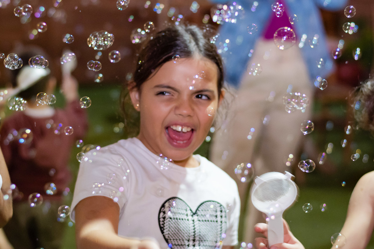 diversão com bolinhas de sabão na casa de festas Nosso Jardim