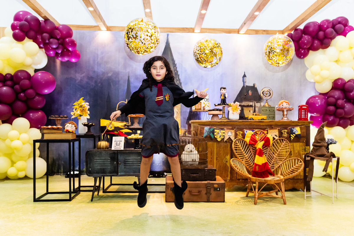  bruxinha Maya levitando na sua festa do Harry Potter