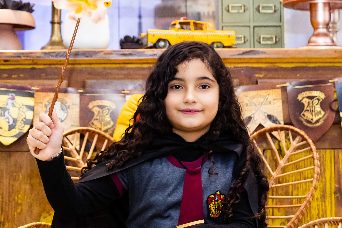 Bruxinha Maya com sua varinha