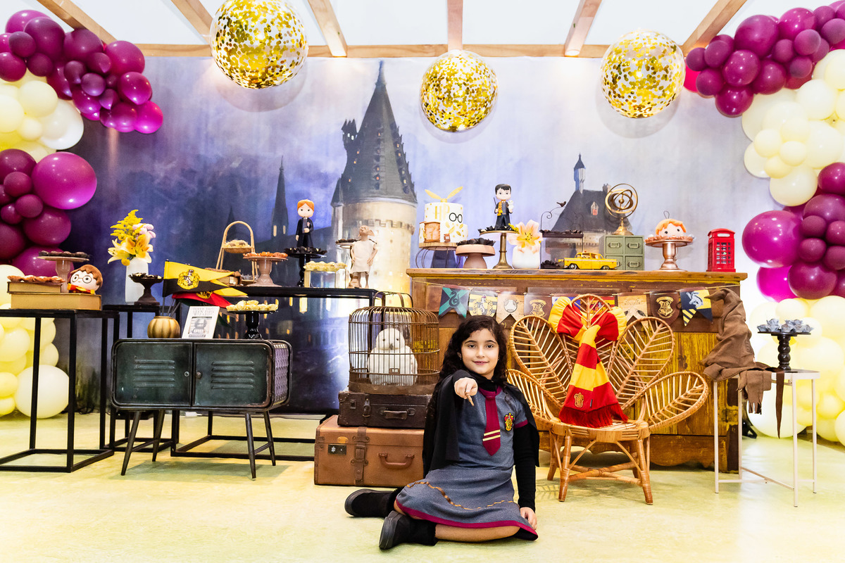 Bruxinha Maya com sua varinha