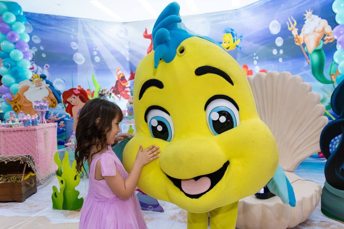 Inspiração de poses aniversário infantil menina festa Pequena Sereia Ariel