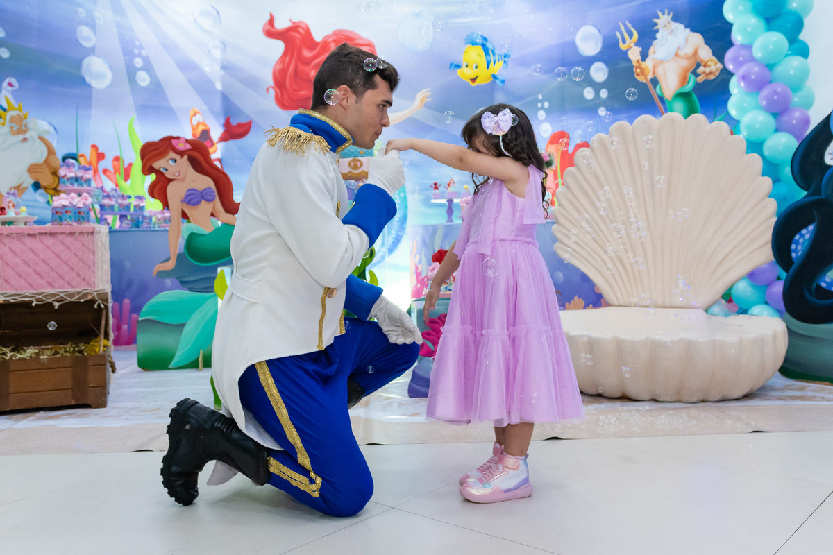 Inspiração de poses aniversário infantil menina festa Pequena Sereia Ariel