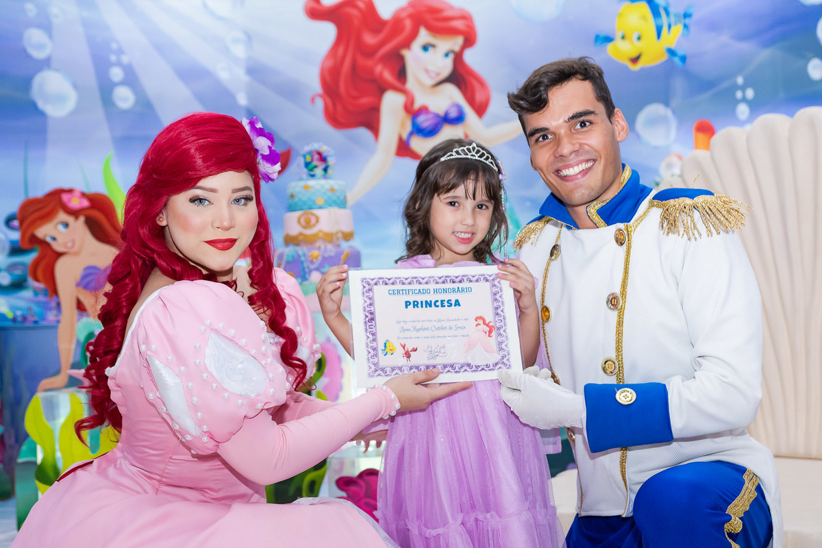 Momento da coroação princesa na festa da Anna 4 anos da Pequena Sereia Ariel com o príncipe