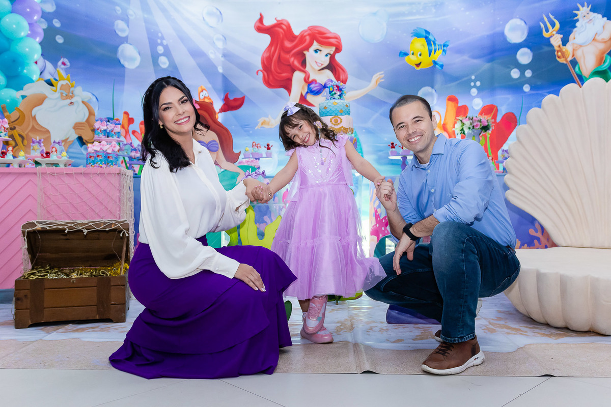 Festa da Pequena Sereia Ariel aniversario infantil da Anna 4 anos foto posada com os pais na decoração