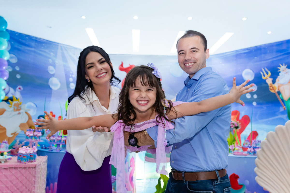 Festa da Pequena Sereia Ariel aniversario infantil da Anna 4 anos foto posada com os pais na decoração