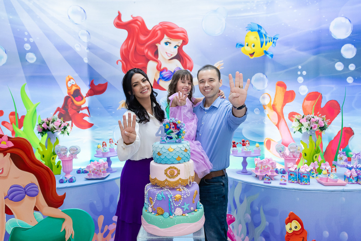 Festa da Pequena Sereia Ariel aniversario infantil da Anna 4 anos foto posada com os pais na decoração