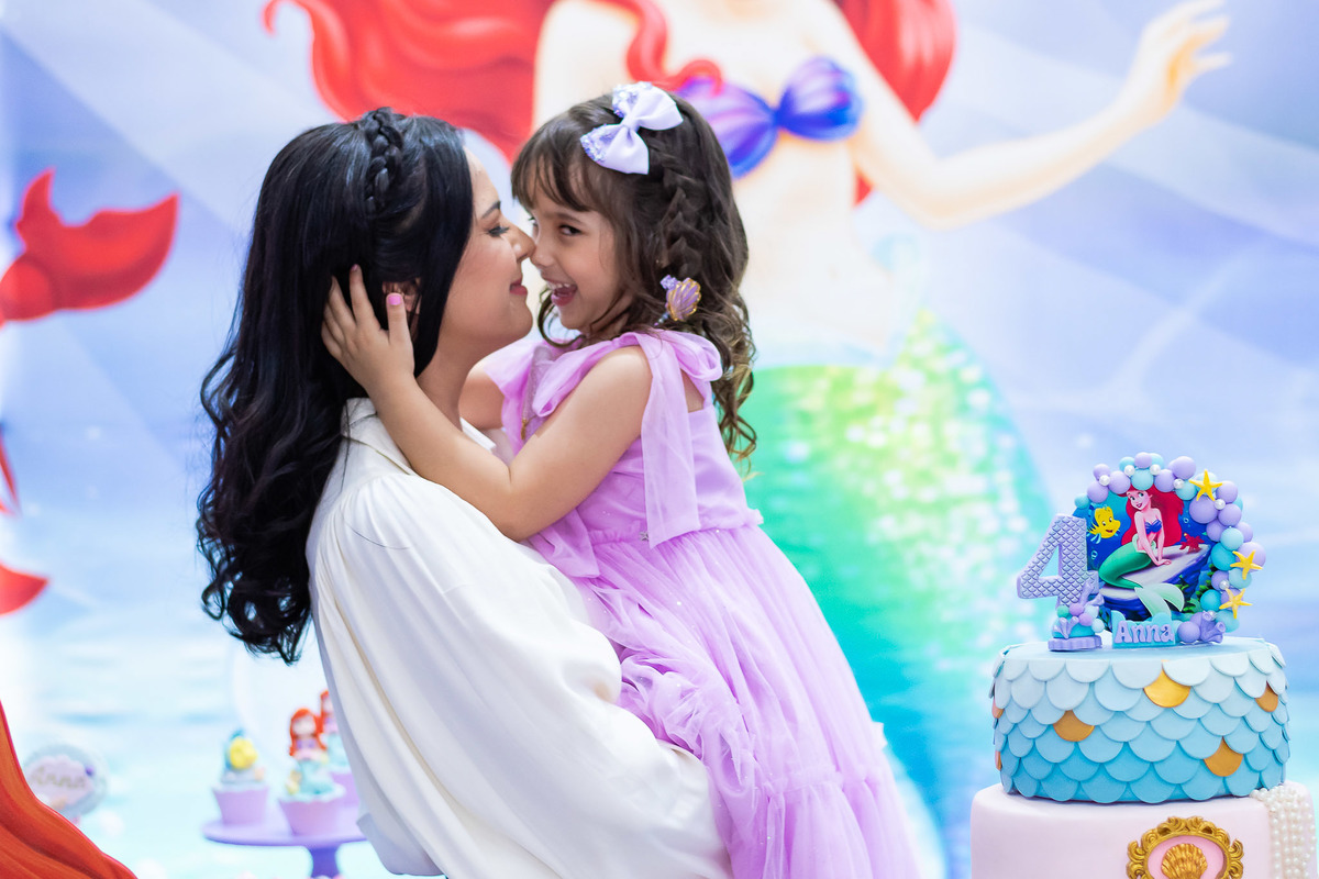 Festa da Pequena Sereia Ariel aniversario infantil da Anna 4 anos foto posada com os pais na decoração
