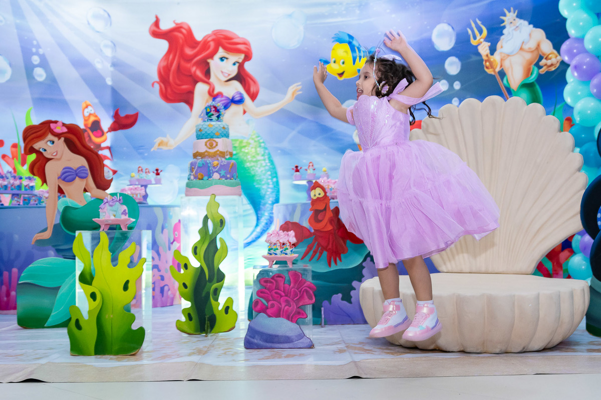 Inspiração de poses aniversário infantil menina festa Pequena Sereia Ariel