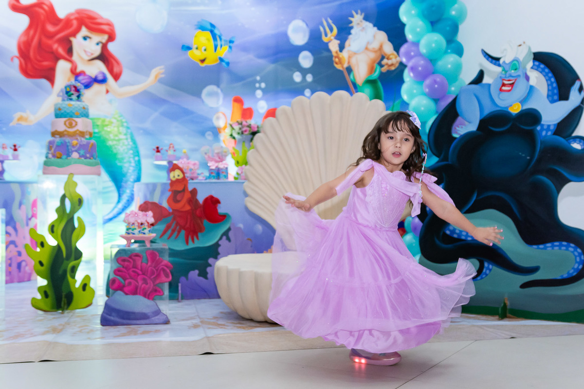 Inspiração de poses aniversário infantil menina festa Pequena Sereia Ariel
