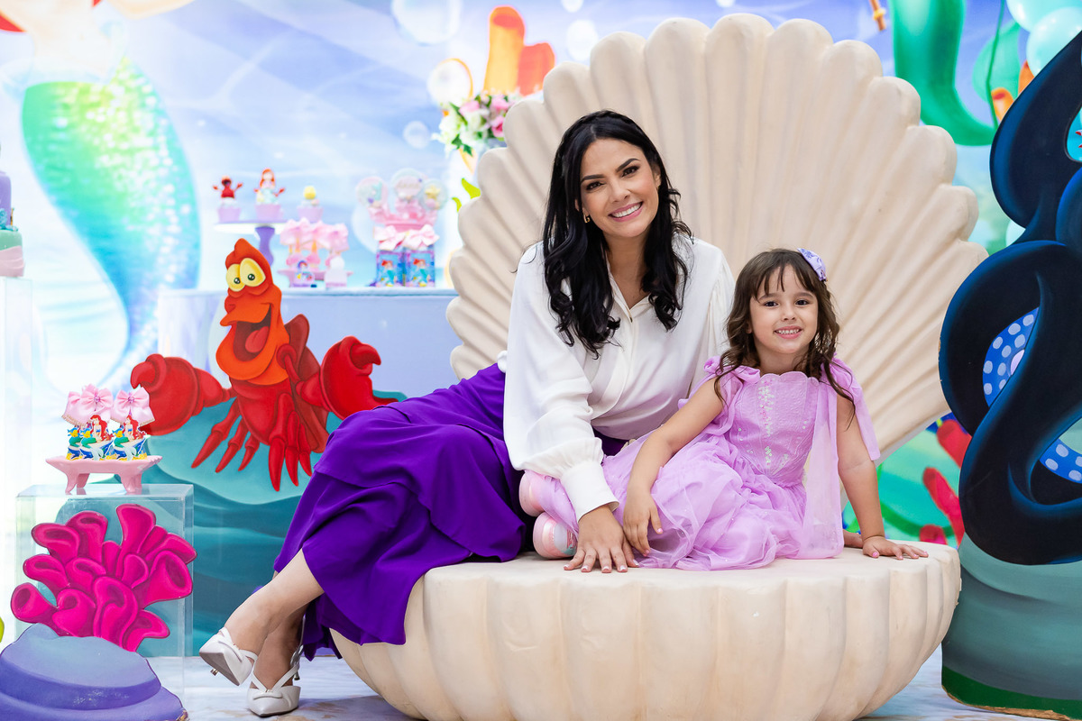 Festa da Pequena Sereia Ariel aniversario infantil da Anna 4 anos foto posada com os pais na decoração