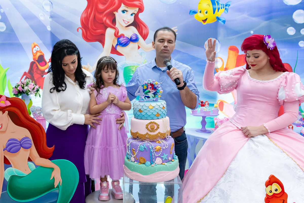 Hora do parabéns aniversário da Anna 4 anos da  Pequena Sereia Ariel