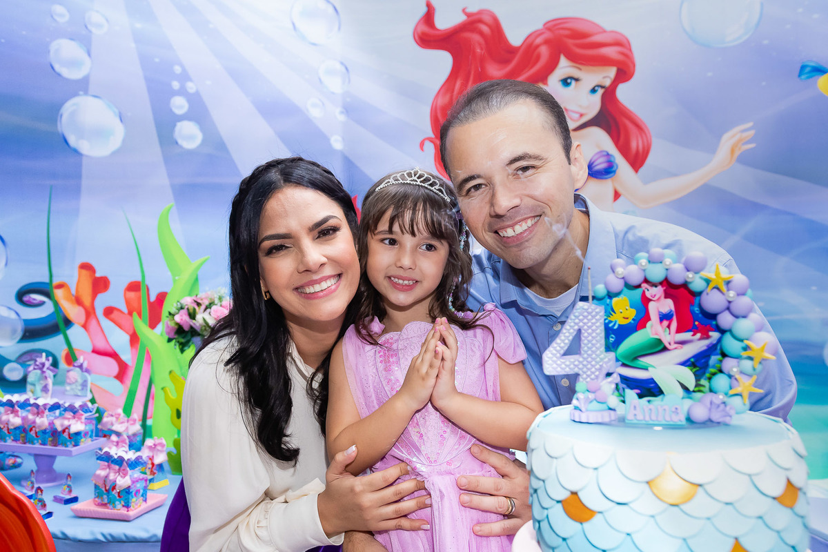 Festa da Pequena Sereia Ariel aniversario infantil da Anna 4 anos foto posada com os pais na decoração