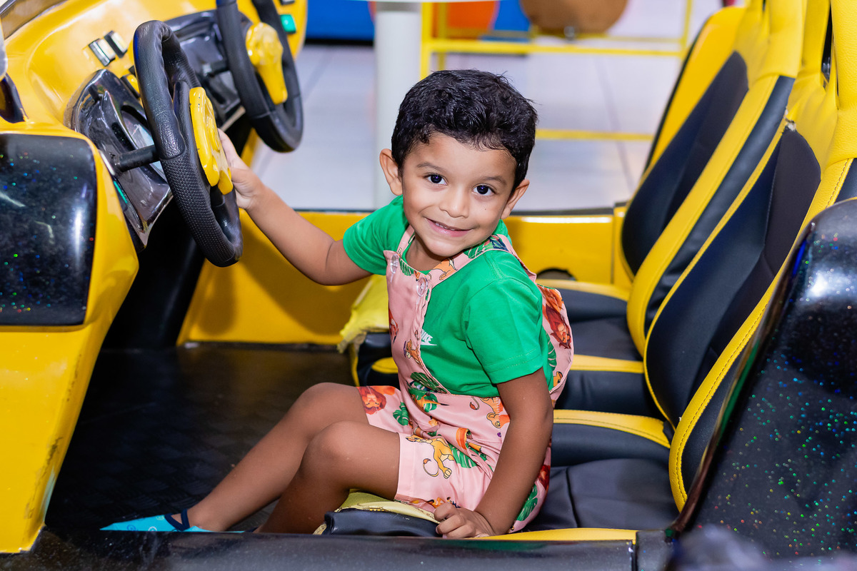 criança brincando festa infantil