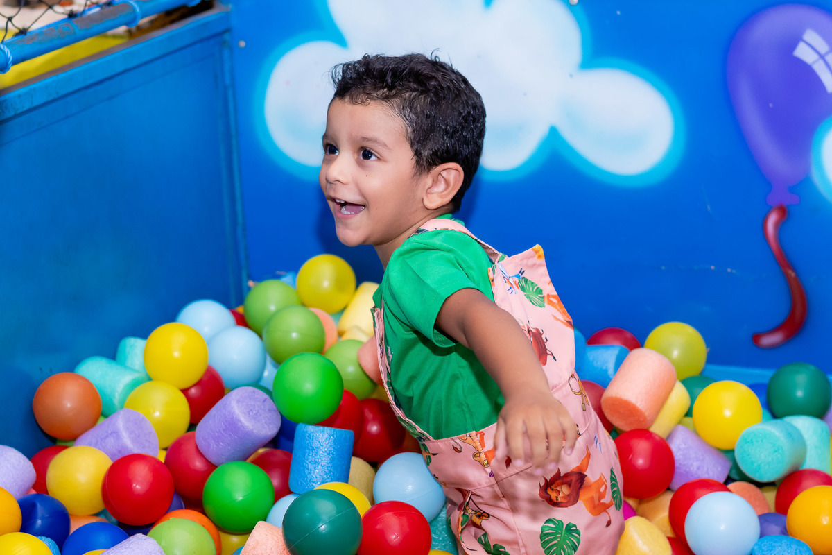 menino na piscina de bolinha na festa infantil Barra