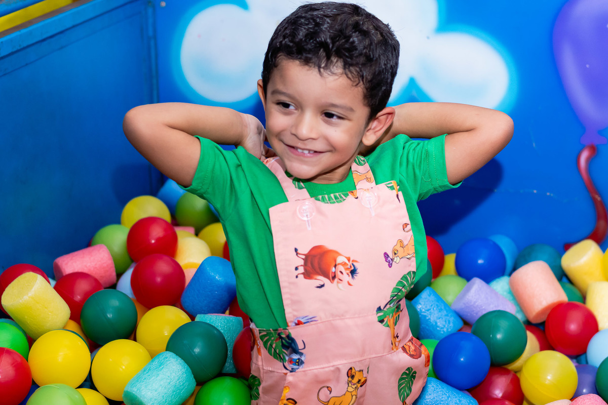 menino na piscina de bolinha na festa infantil Barra 1
