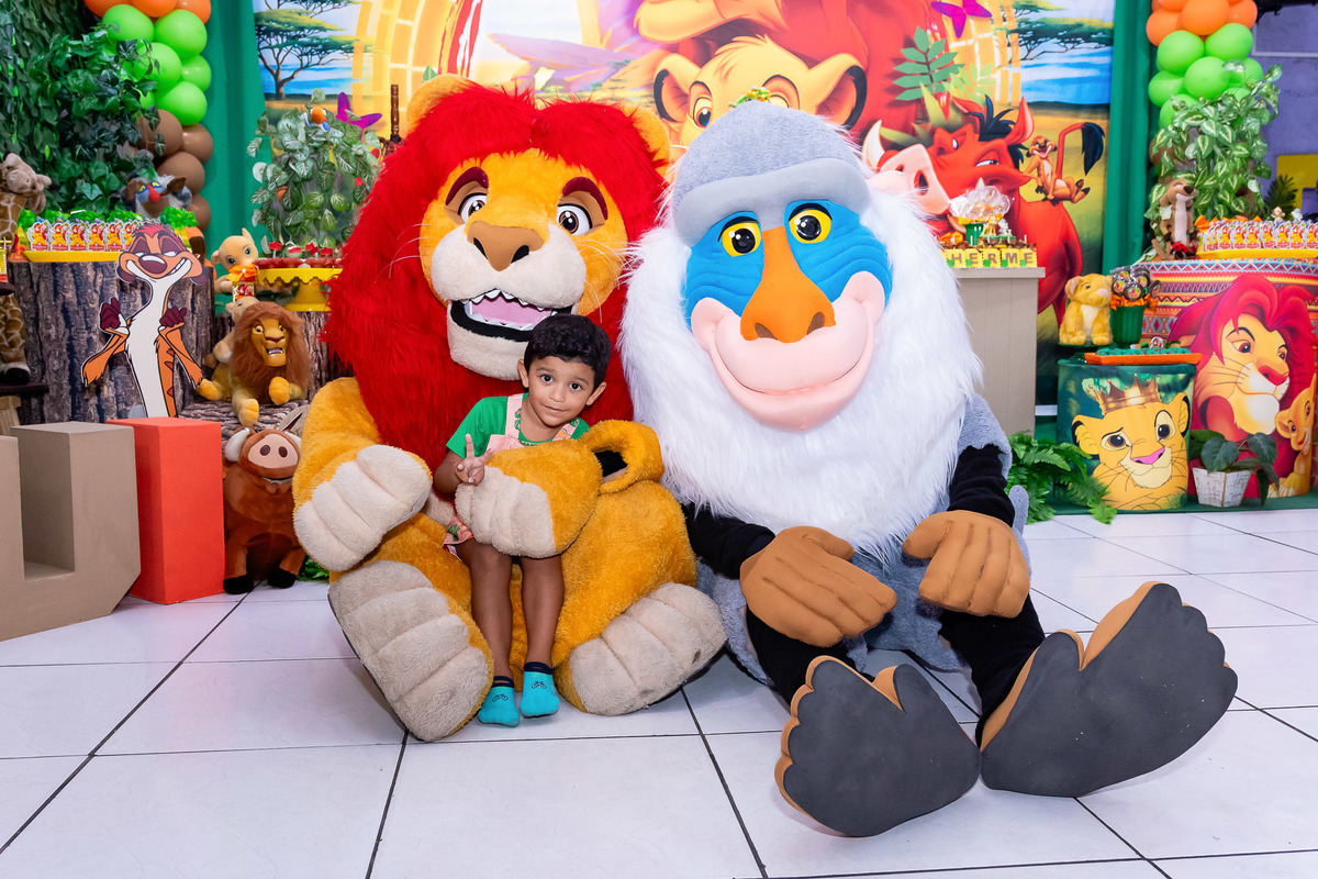 foto com personagens vivos Rei Leão