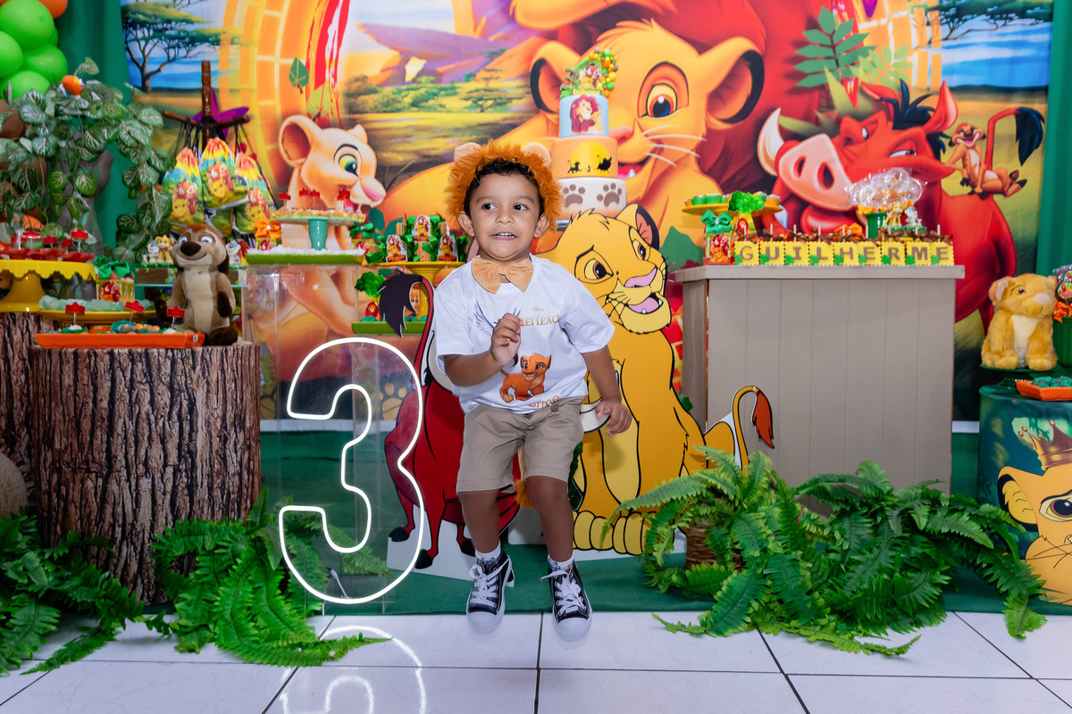 menino feliz na festa de criança do Rei Leão
