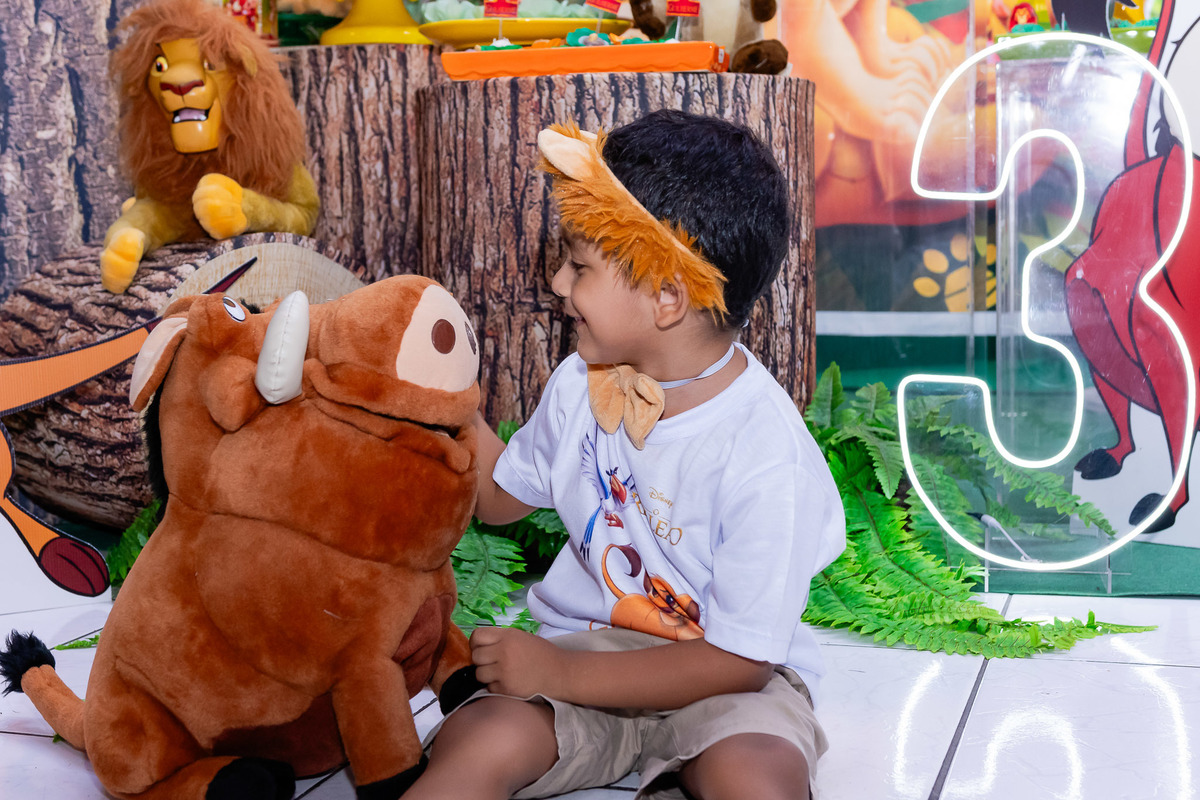 criança com pelúcia  Pumba na festa infantil Recreio