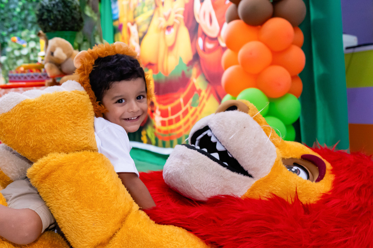 abraço especial com personagem vivo do Simba