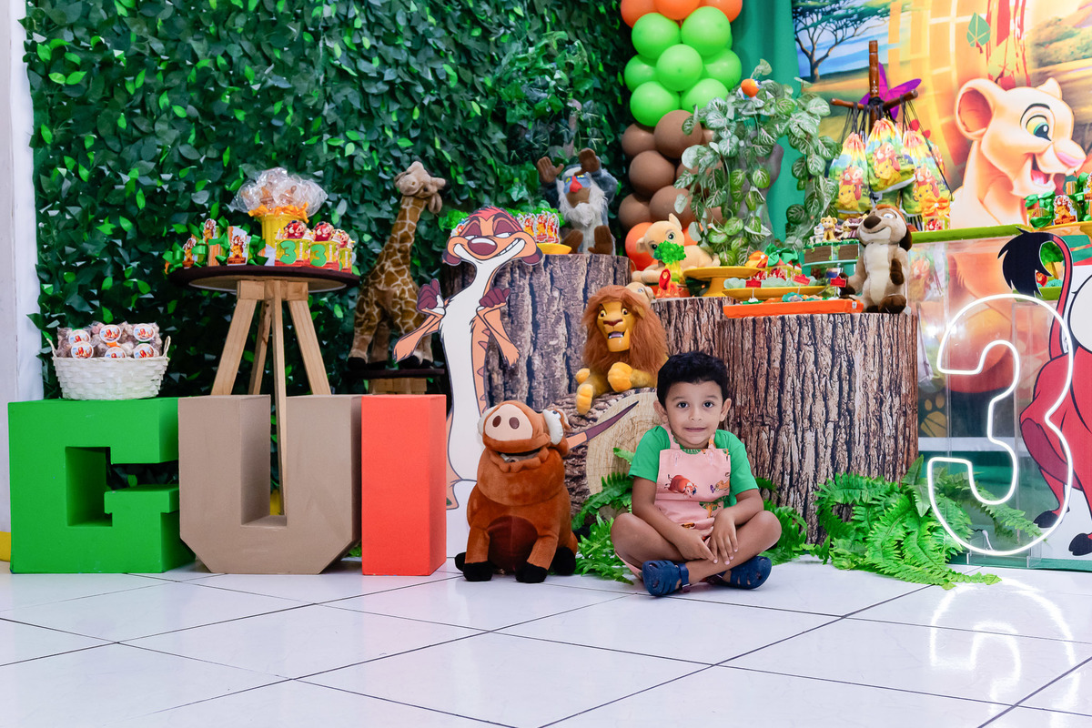 Foto menino na mesa do bolo festa Rei Leão