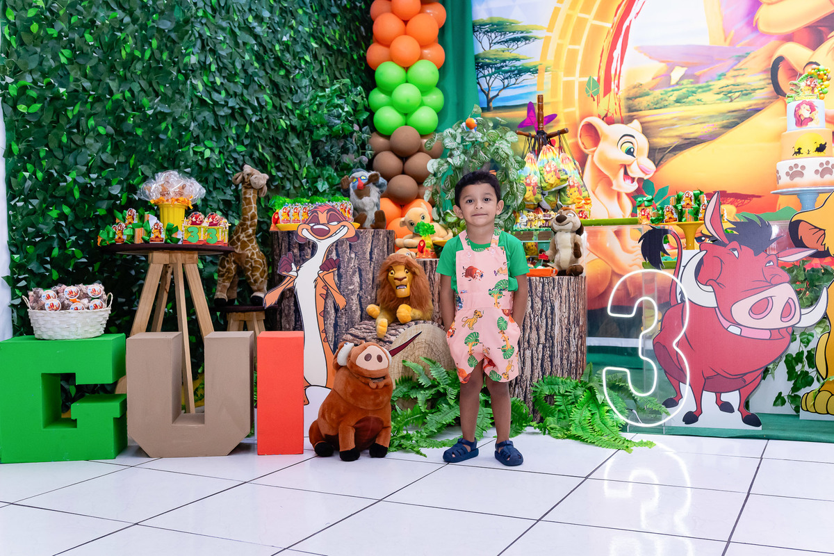 Foto menino na decoração festa Rei Leão