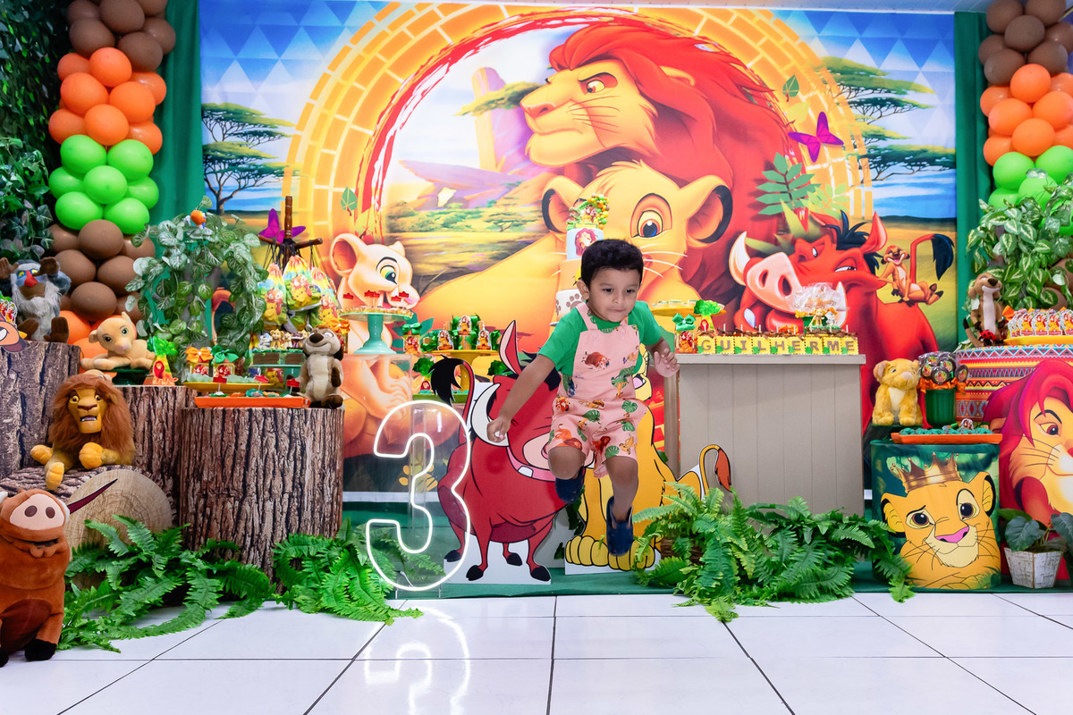 pose menino pulando festa infantil Rei Leão