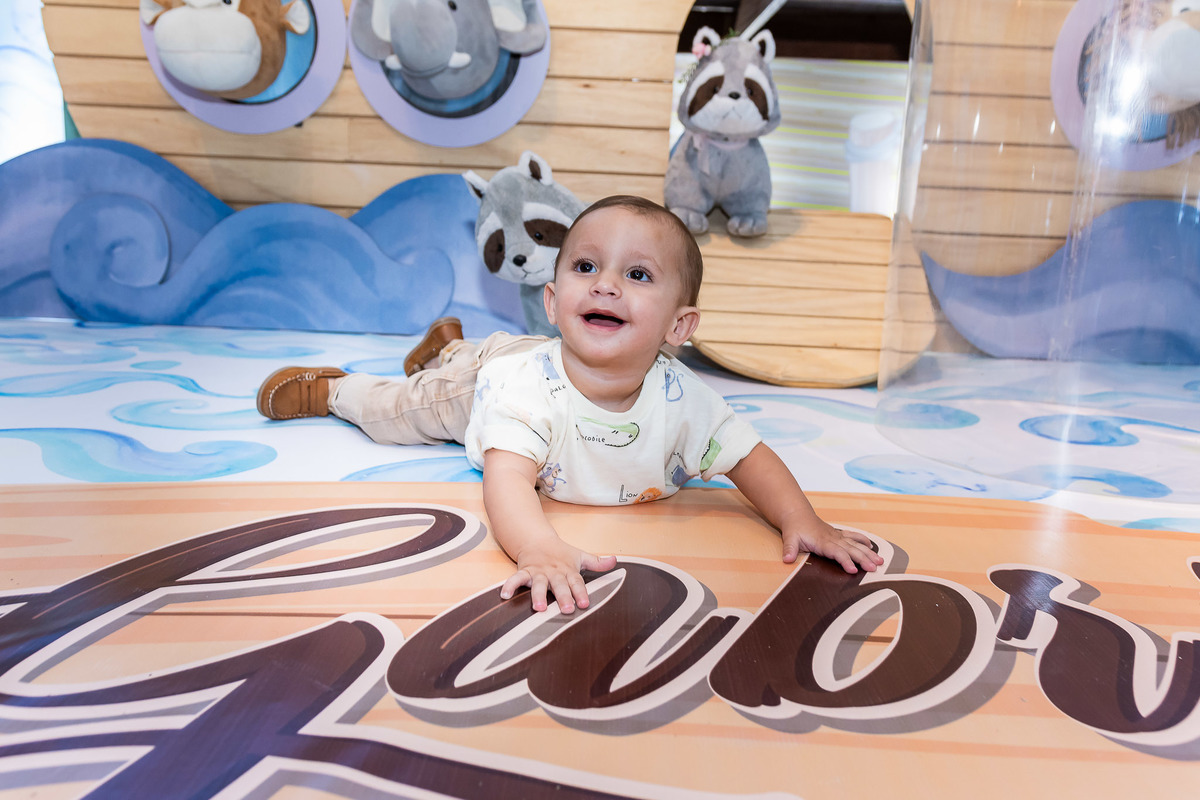 Gabriel explorando e curtindo o 
cenário arca de Noé na Space Treehouse  para sua festa de 1 ano