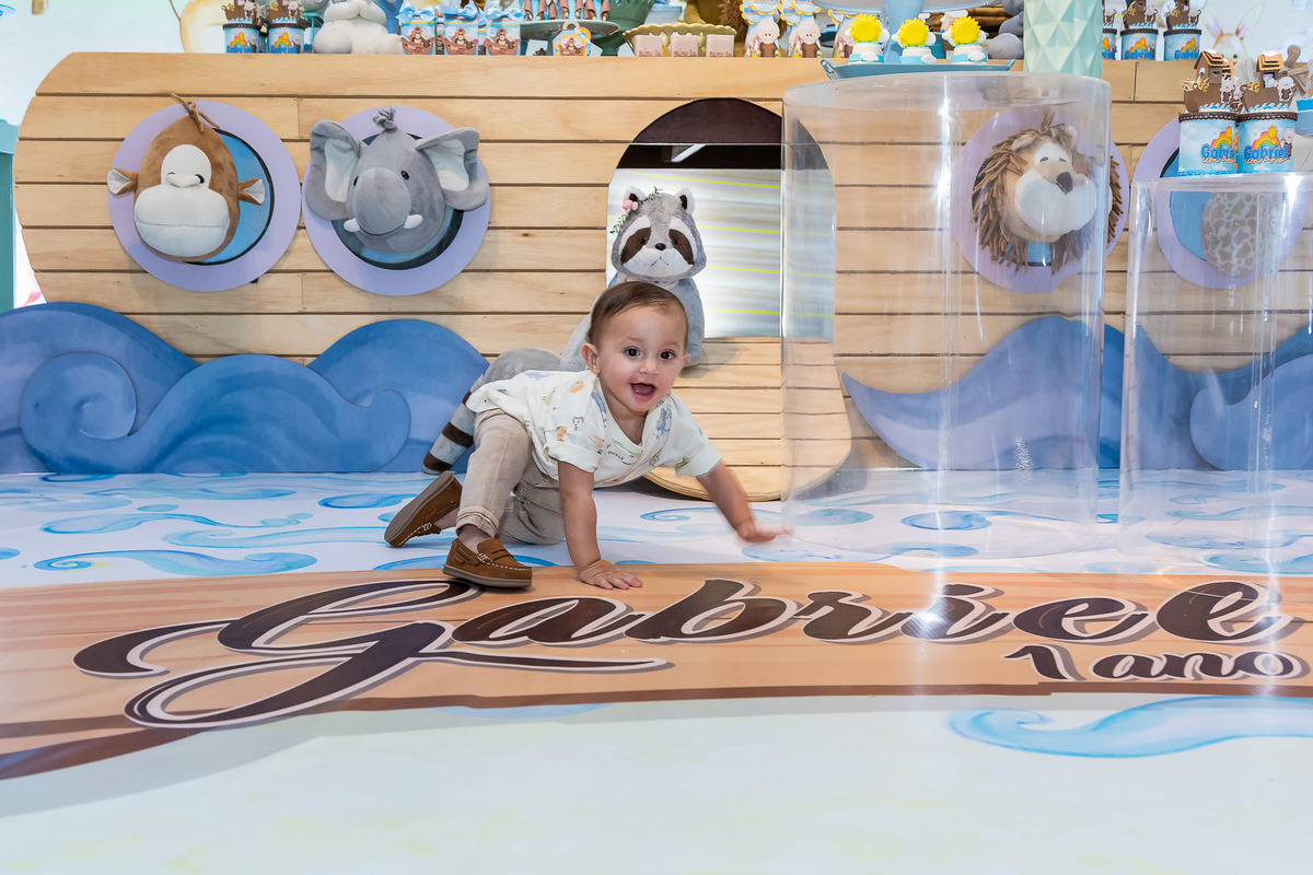 Gabriel explorando cenário arca de Noé na Space Treehouse  para sua festa de 1 ano