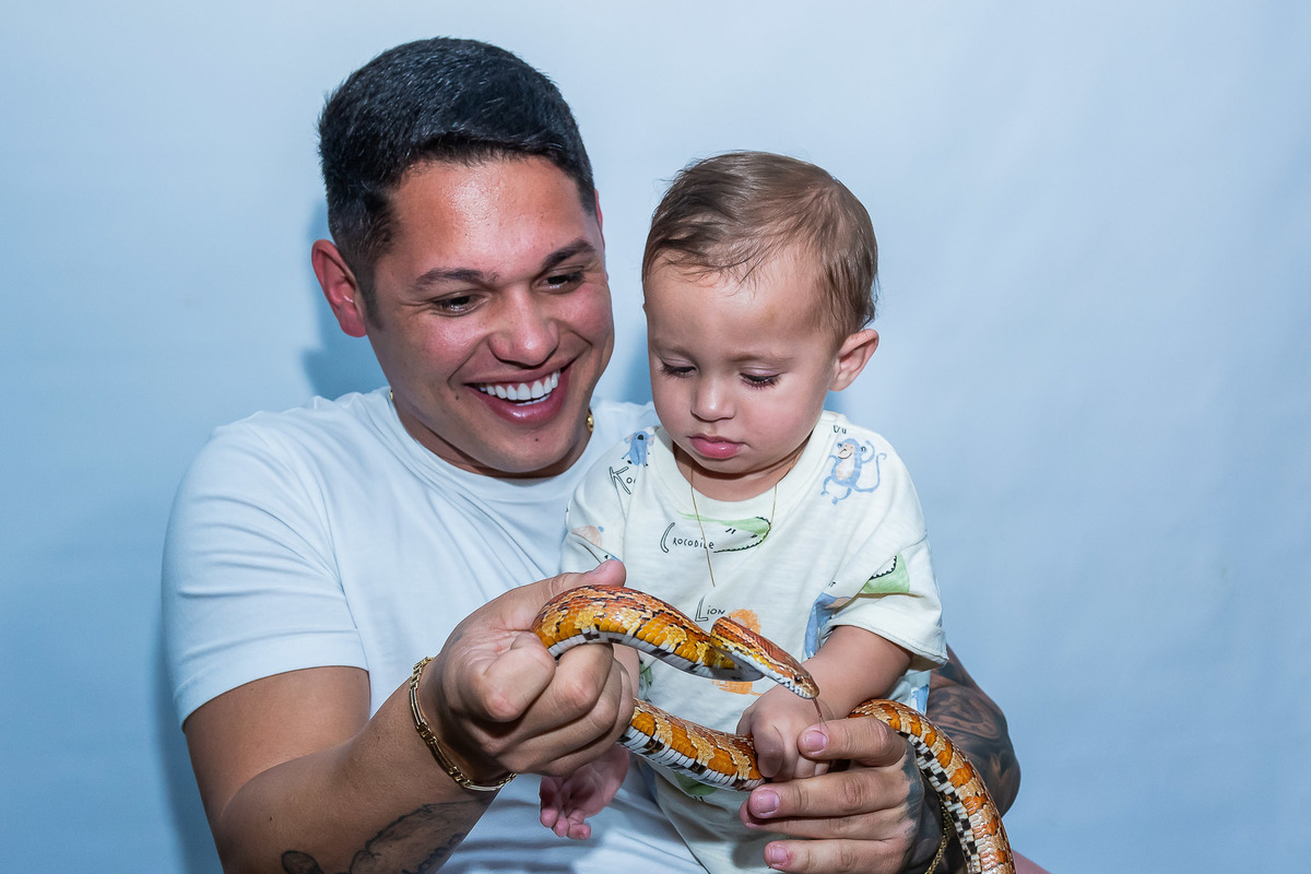 O mento de coragem: Gabriel interagindo com a o animais vivos