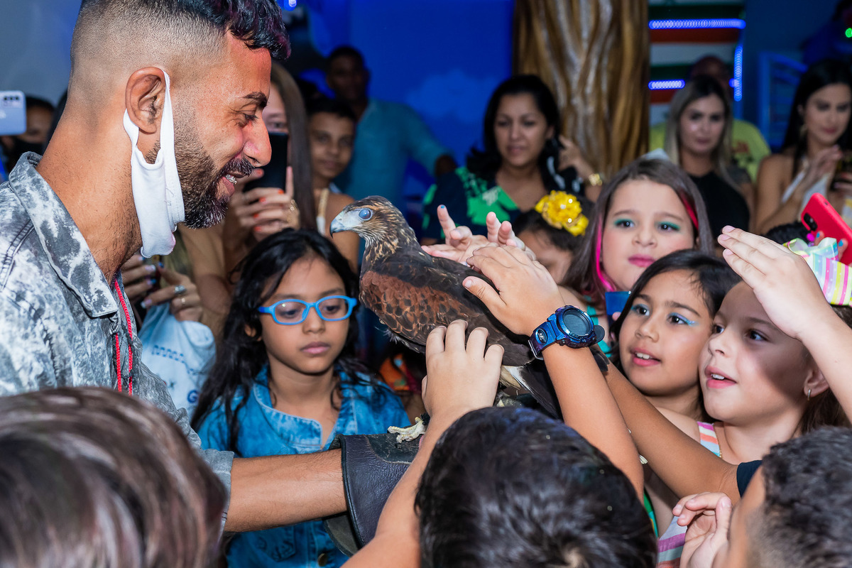 Curiosidade das crianças para interagir com os animais vivos na festa do Gabriel