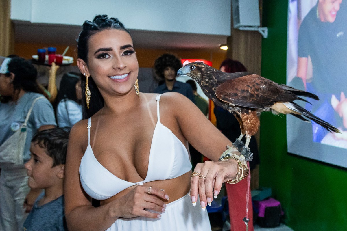 Curiosidade das crianças para interagir com os animais vivos na festa do Gabriel 3