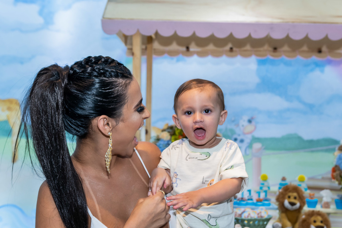 A alegria da mamãe Thais com o Gabriel no cenário lindo assinado por Felipe Souza