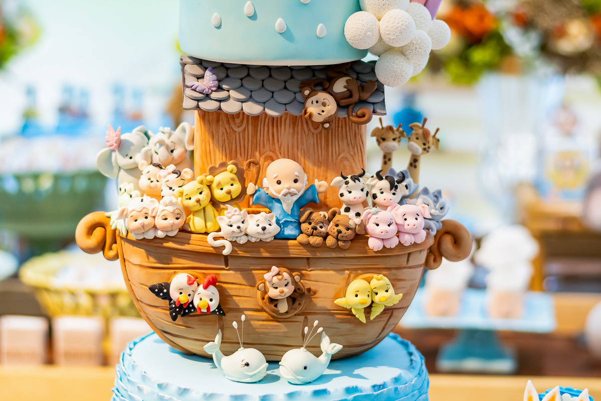 close do bolo artístico repleto de detalhes e personagens da Arca de Noé