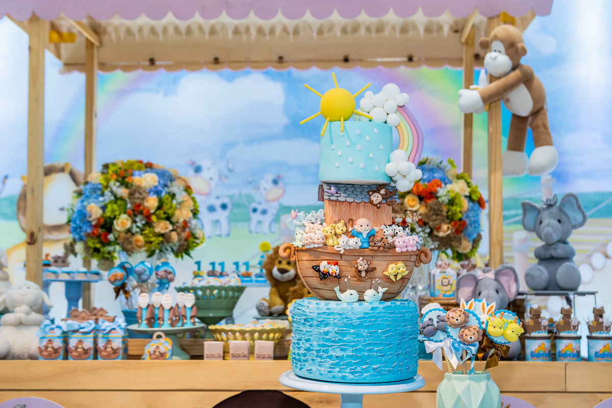 close do bolo artístico repleto de detalhes e personagens da Arca de Noé para o Gabriel