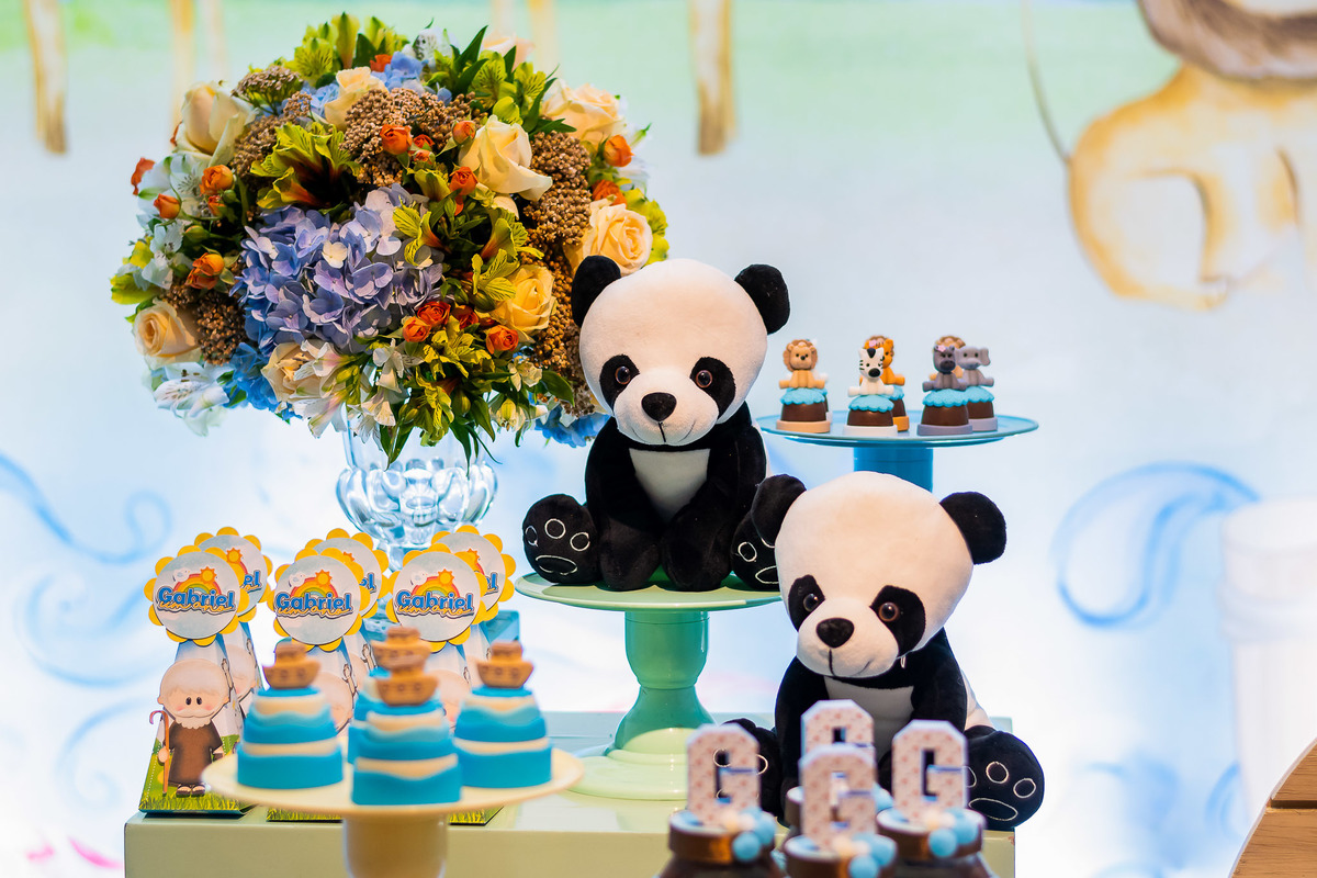 pelúcias e doces personalizados exclusivos com a identidade visual do aniversário do Gabriel da Arca de Noé na Space Treehouse