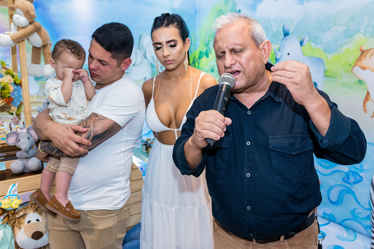 Um momento de fé e emoção: o vovô abençoando a vida do Gabriel e de toda família
