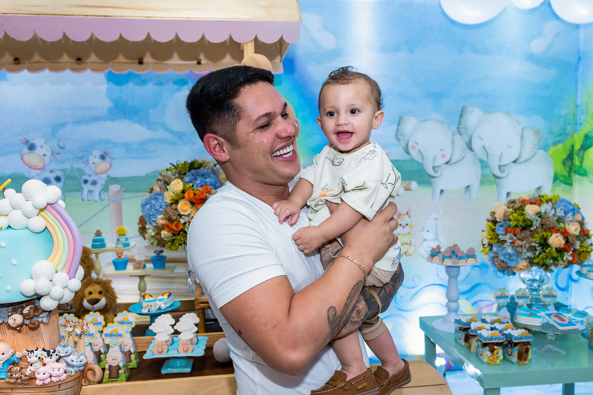 Orgulho e alegria do papai Rafael na hora do parabéns