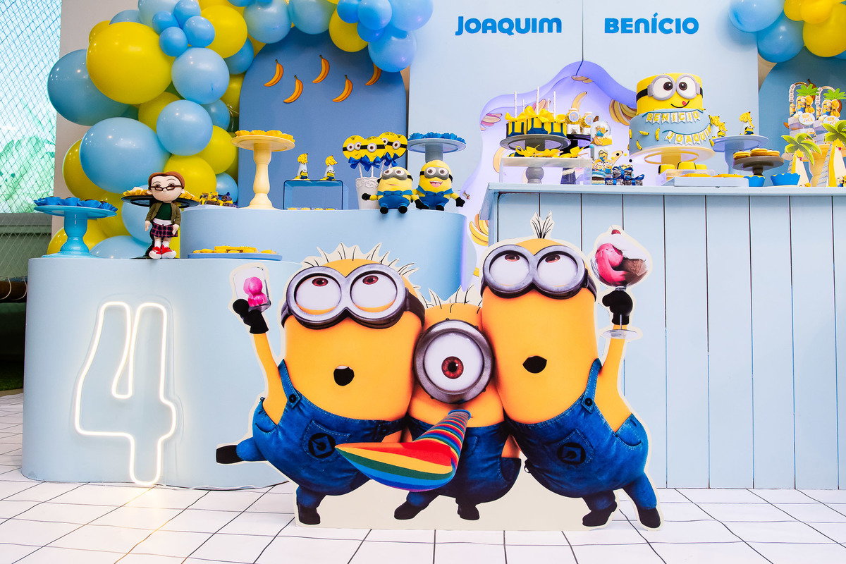 Cenografia temática Minions com foco nos detalhes do bolo e dos personalizados exclusivos da festa 1
